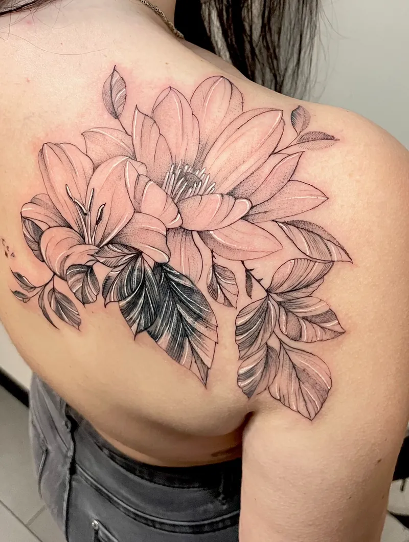 Cover-up con tatuaggio floreale fine line: grandi fiori e foglie sulla scapola