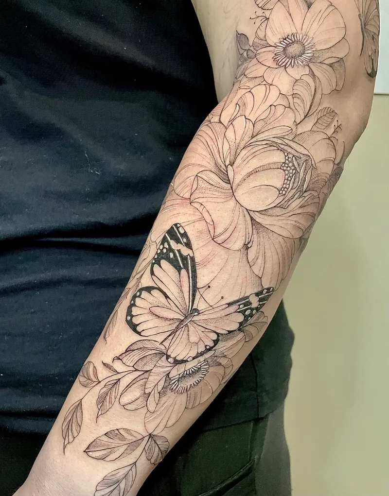 Tatuaggio fine line con farfalla, peonie e fiori sull'avambraccio
