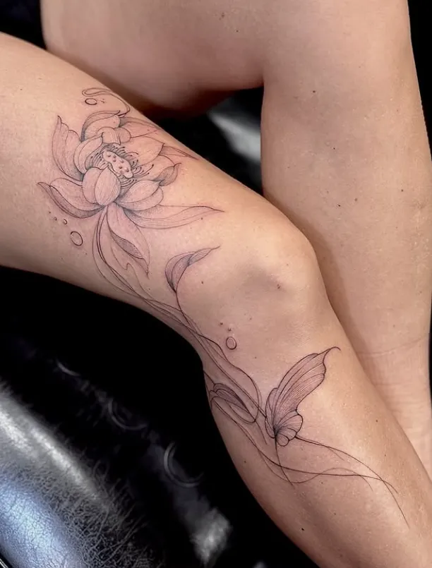 Tatuaggio fine line di un fiore di loto con linee sottili sul ginocchio
