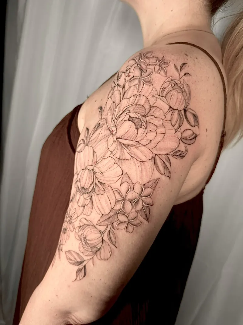 Tatuaggio floreale fine line con peonie e plumeria sulla spalla e sul braccio
